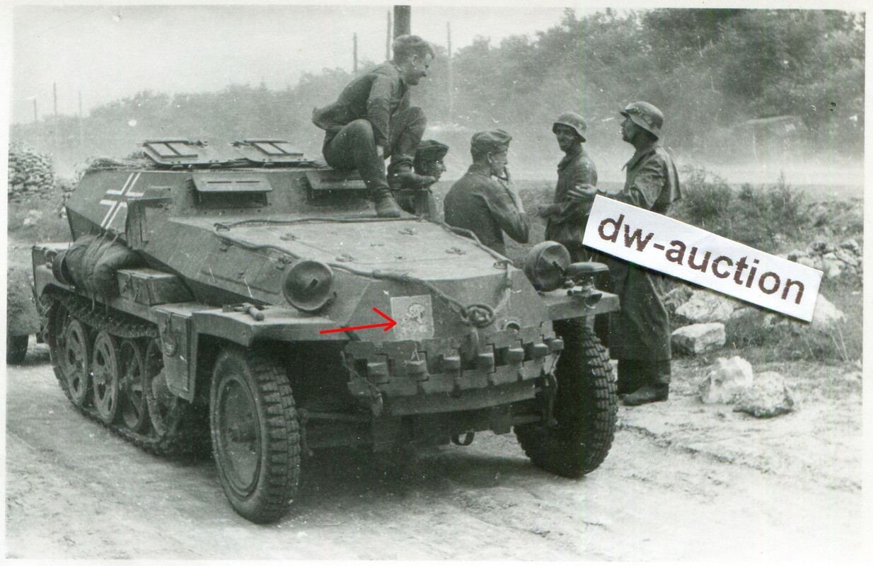 Sturmgeschütz Abt. , SdKfz Halbkette mit Wappen in Kampfpause