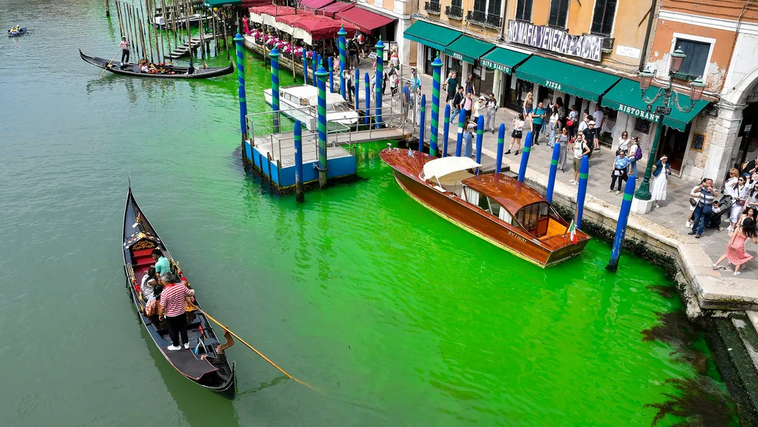 Canal de Venecia se tiñe de verde, ¿fue por la contaminación?