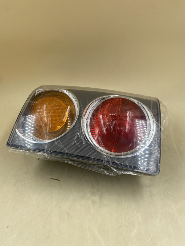 RANGE ROVER OEM HSE L322 REAR PASSENGER SIDE TAIL LIGHT