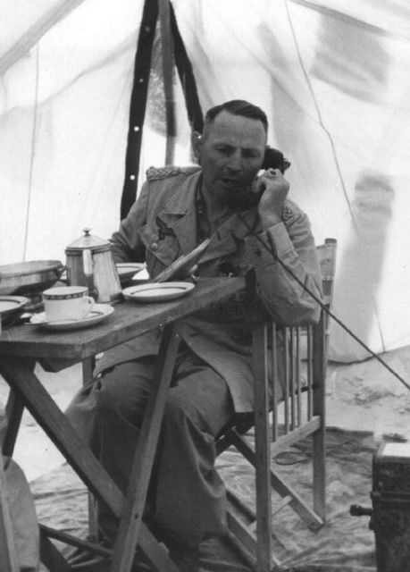 Ramcke al teléfono, en su tienda de campaña durante la guerra en el desierto norteafricano Ramcke al teléfono, en su tienda de campaña durante la guerra en el desierto norteafricano
