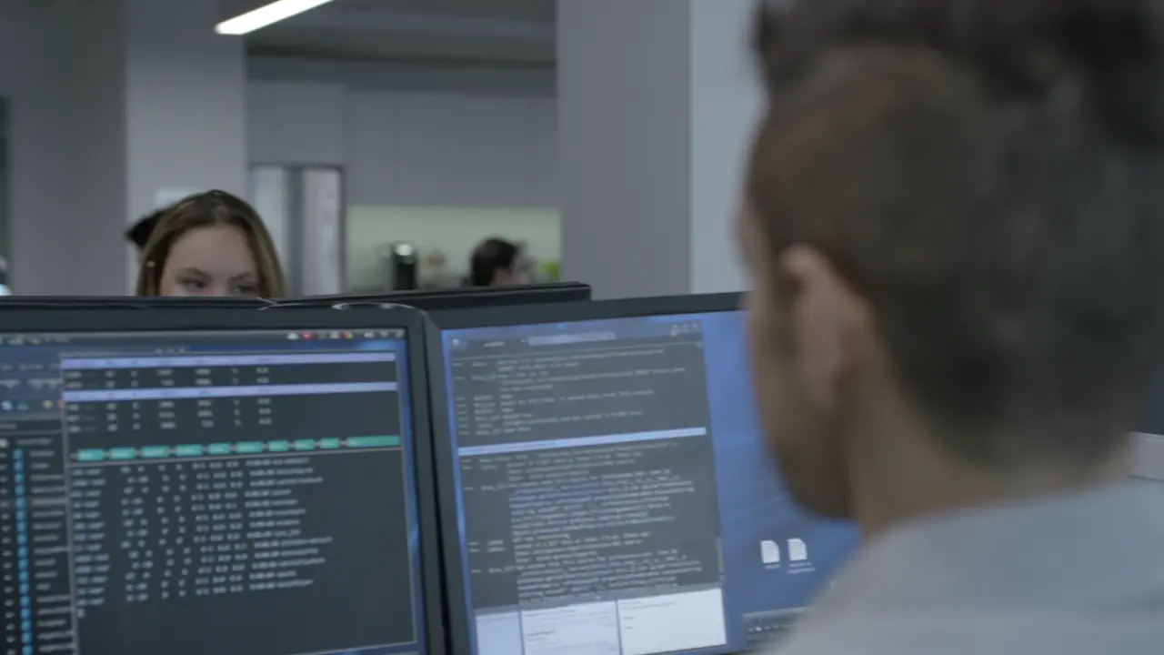 Mr.Robot.S01E01.Ciao.amico.1080p.BDRip.Untouched.ITA.ENG.FLAC.x264-BlackBit[screenshot 7]