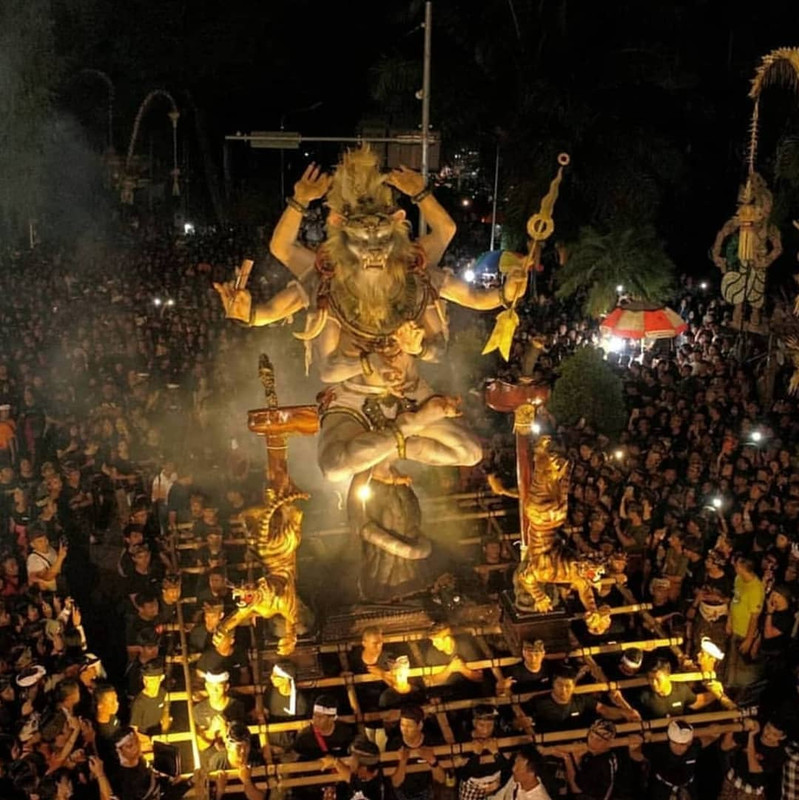 Umat Hindu tengah membawa patung ogoh-ogoh