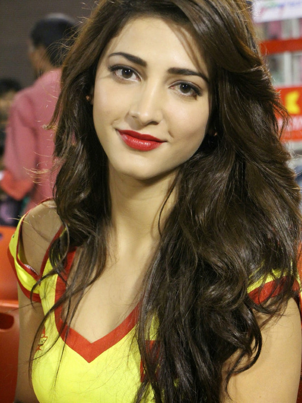 [Image: 254e5-shruti-at-chennai-rhinos-vs-karnat...atch-9.jpg]
