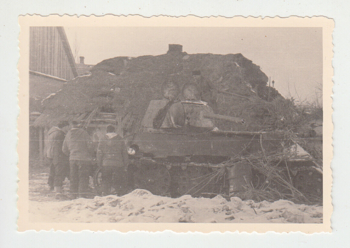Zerstörter russischer Kampfpanzer T 34 an der Ostfront