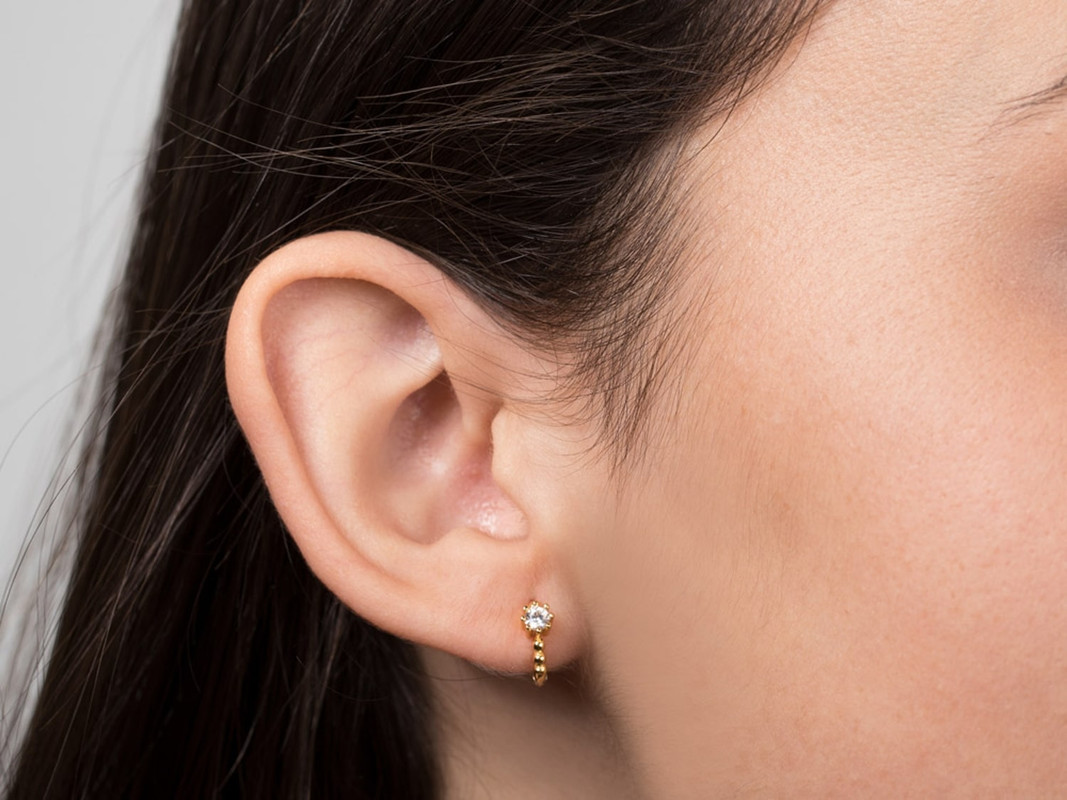 Minimalist earrings with an eye-catcher, those are the Abby earrings! Pair these huggies with our Ruby and Zirconia heart earrings for an amazing ear party!