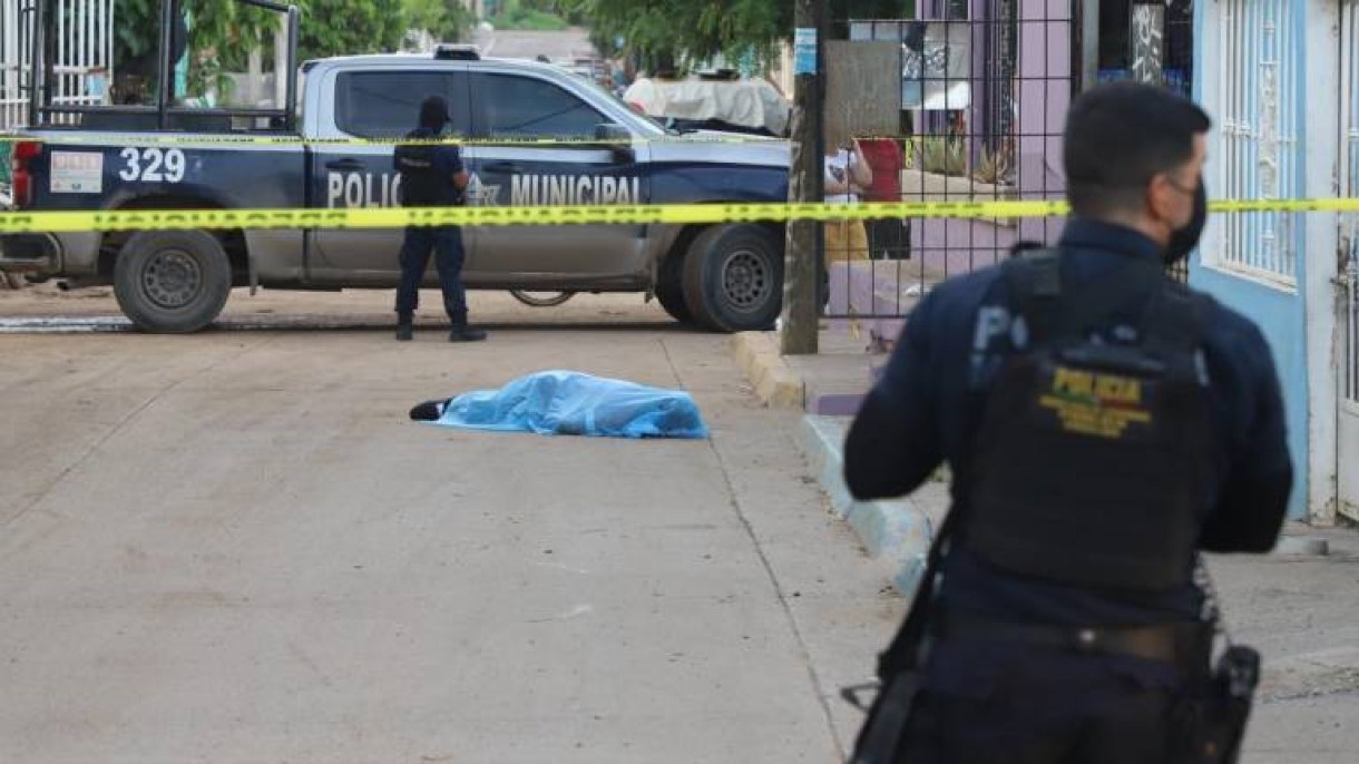 Hombre muere al darse un disparo por error, estaba en medio de una riña