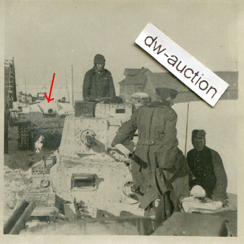 Sturmgeschütz und Panzer mit Winter Tarnanstrich