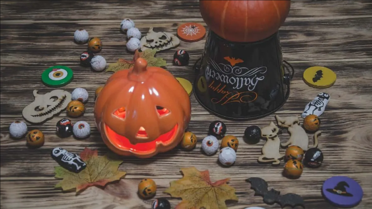 Arrestan a dos abuelos por repartir caramelos con cannabis en Halloween