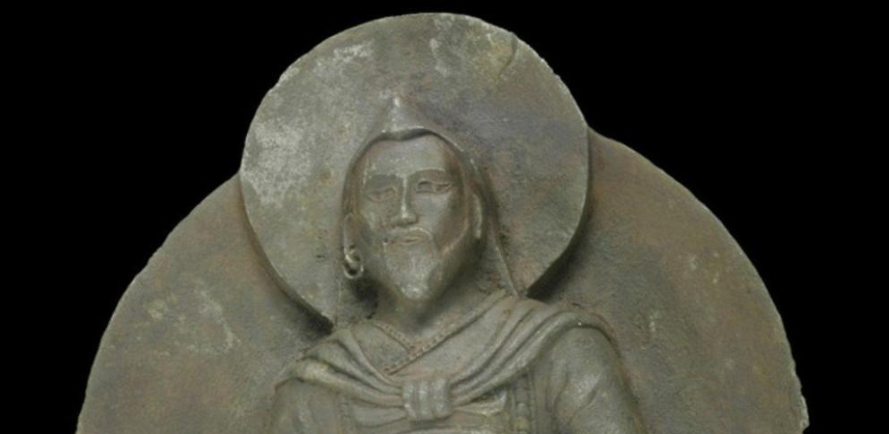 La estatua El hombre de hierro está esculpida sobre un meteorito y representa al dios budista Vaisravana