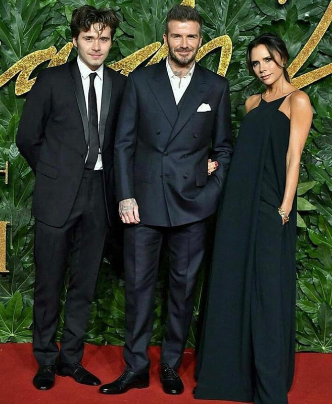 Brooklyn Beckham adalah seorang model dan fotografer sekaligus anak sulung dari pasangan selebritas, David dan Victoria Beckham.