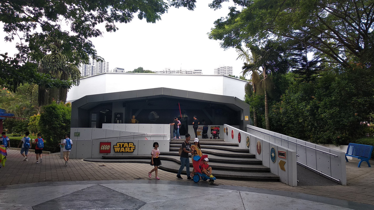 Masuk ke LEGO Star Wars Miniland
