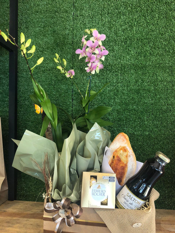 Arranjo orquídea e café artesanal