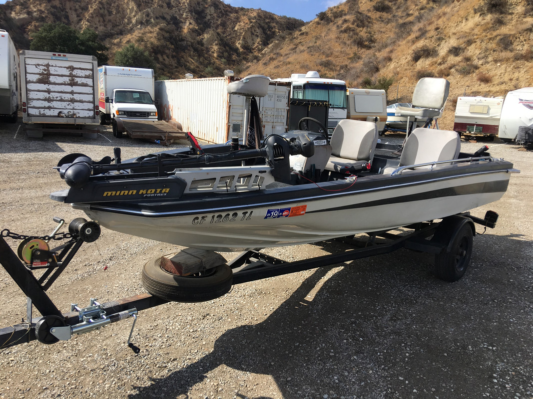 Skeeter bass boat w/ 80lb Minnkota Foretrex trolling motor (SOLD
