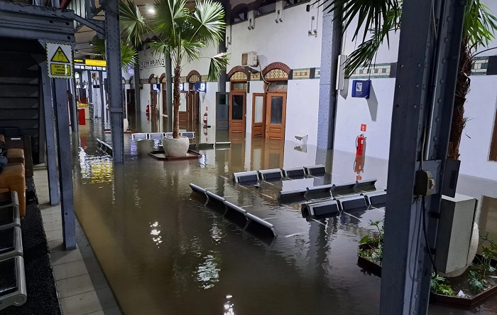 Sejumlah perjalanan kereta api (KA) yang melintas di jalur Pantura mengalami keterlambatan. Hal itu diakibatkan oleh banjir di beberapa titik yang merendam jalur rel wilayah Semarang.