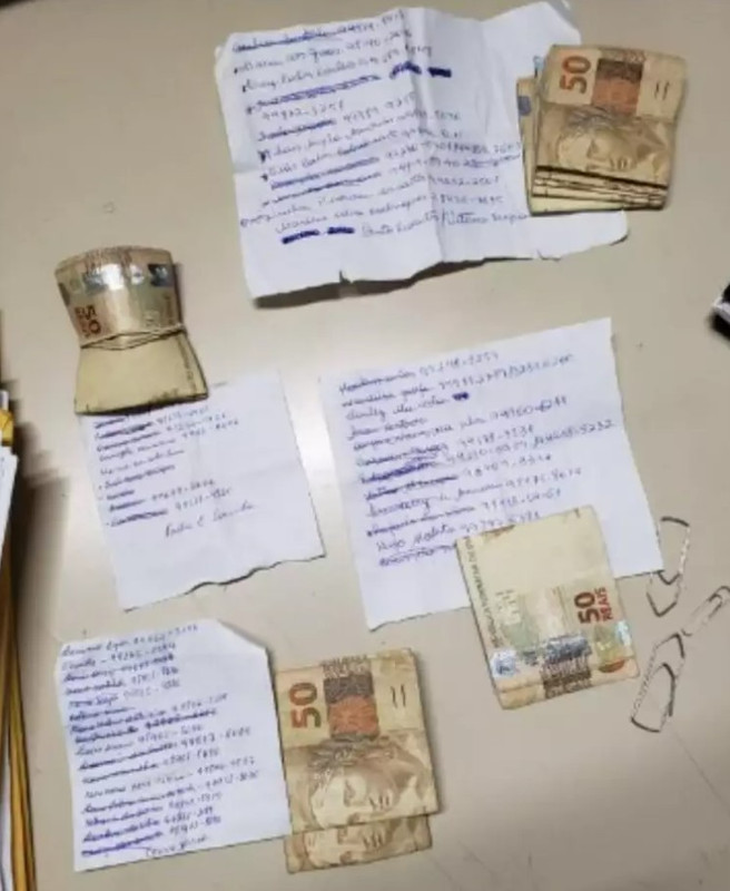 Dinheiro preso a listas com nomes de pessoas encontrado no porta-luvas do carro de Marconi (Foto: Reprodução)