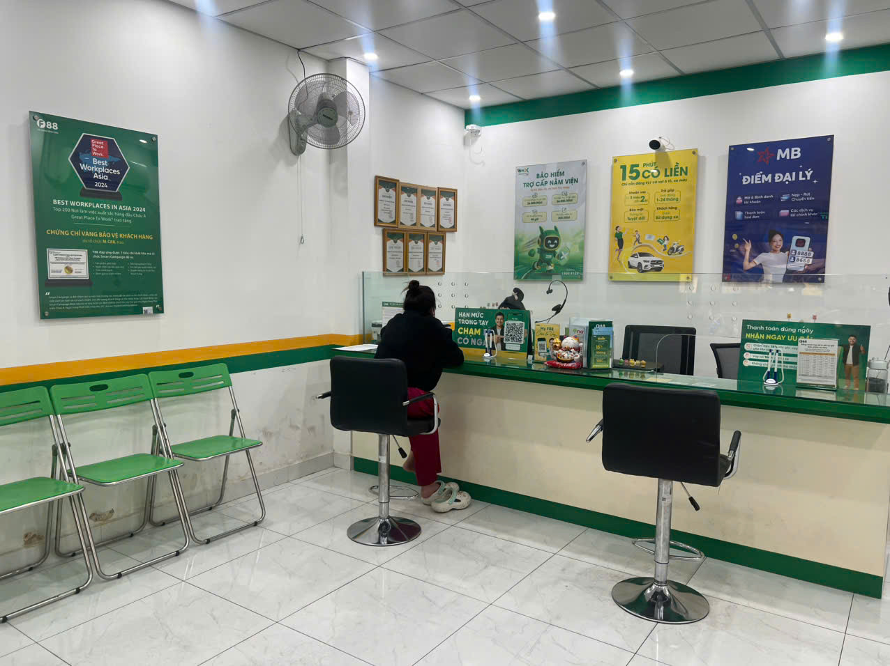 Nhân viên F88 hỗ trợ tại phòng giao dịch 558 Huỳnh Tấn Phát