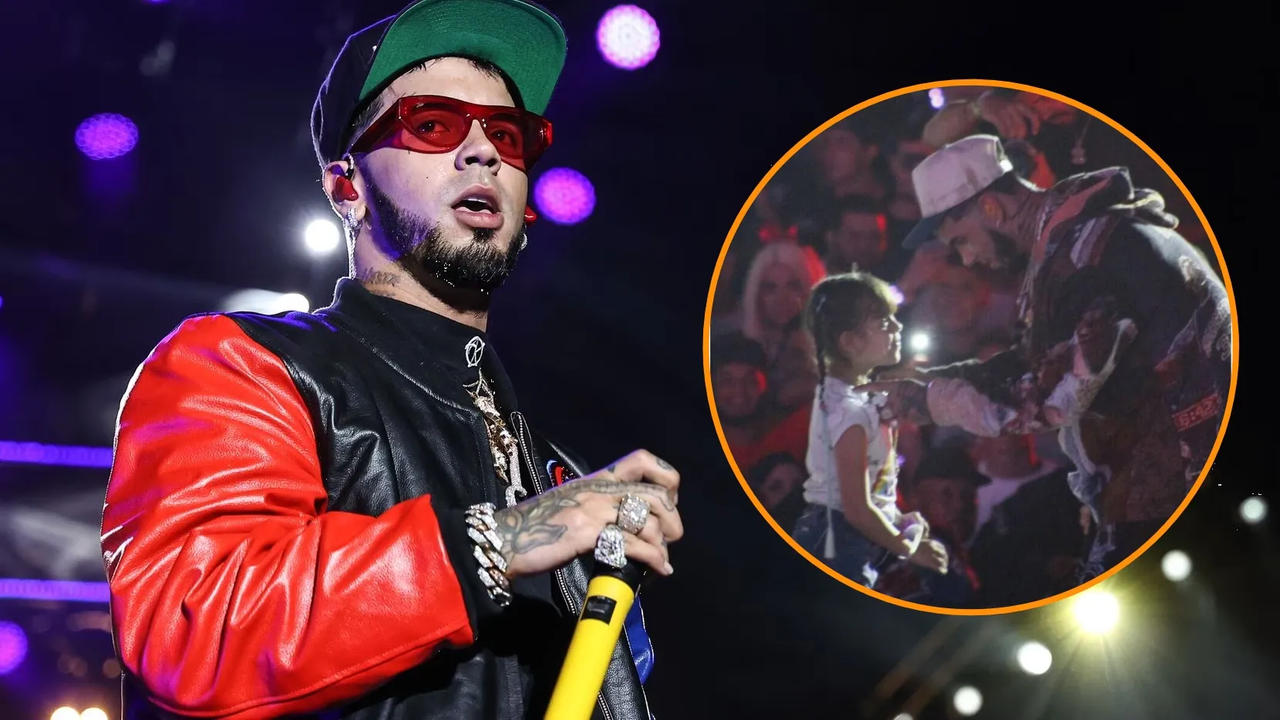 En pleno concierto, Anuel AA regala collar valuado en miles de dólares a una niña