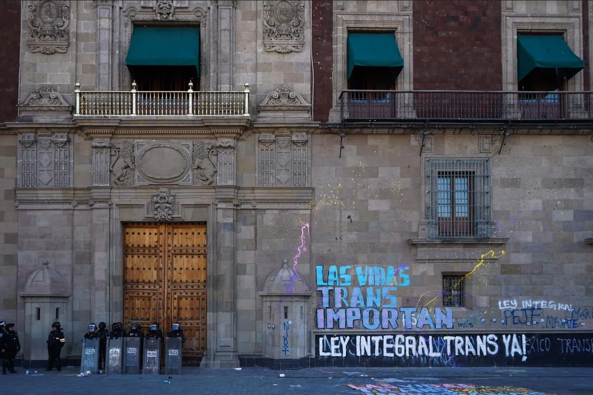 Se manifiestan en Palacio Nacional por ola de transfeminicidios