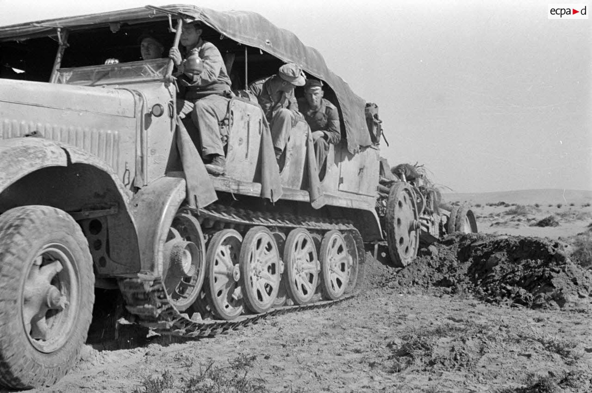 Le semi-chenillé SdKfz-7 tracte le canon de 10 cm Kanone 18 (8)