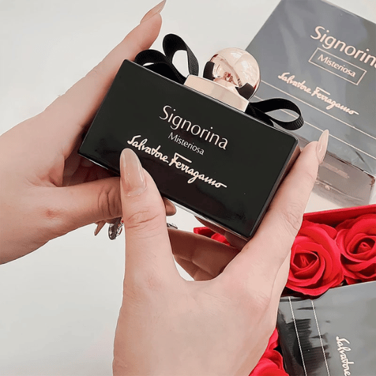 Salvatore-Ferragamo-Signorina-Misteriosa-1.png