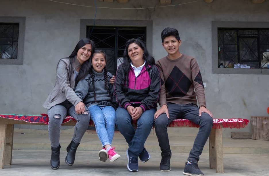 La primera dama, Lilia Paredes, su hermana, Jennifer Paredes, es como hija de Pedro Castillo.