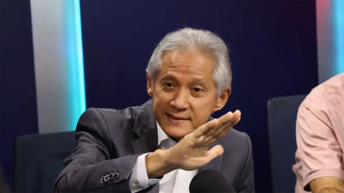 Haivanjoe NG Cortiñas gesticulando con la mano durante una entrevista en un set de televisión