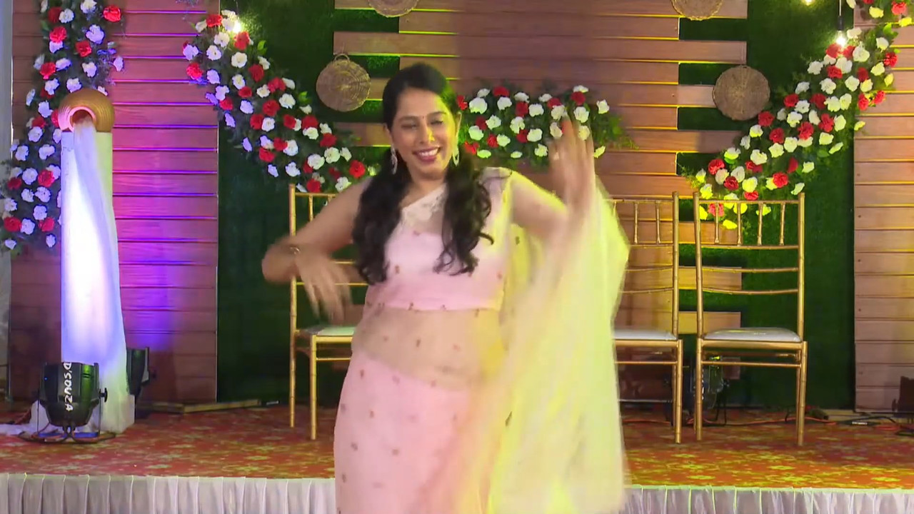 Cute mangalore chubby girl huge boobs and nipple pokie and other lady navel in saree.mp4_snapshot_03