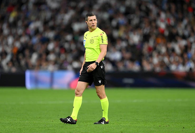 Phe thân Real “tấn công” trọng tài sau trận Siêu kinh điển, La Liga lại nóng
