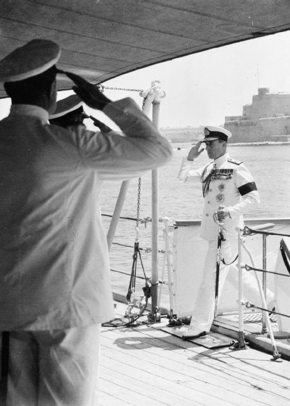 Mountbatten llega a bordo del HMS Glasgow en Malta para asumir el mando de la Flota del Mediterráneo Mountbatten llega a bordo del HMS Glasgow en Malta para asumir el mando de la Flota del Mediterráneo