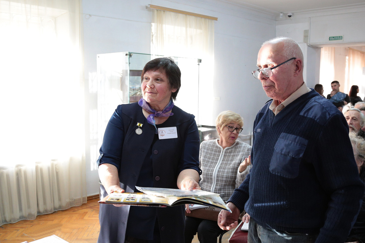 Председатель Союза невьянских родоведов Е.В. Кононова и тагильский родовед В.Б. Щербаков