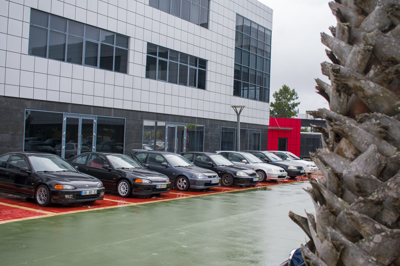 Automóveis dos membros da Drive Division estacionados na Estoril Racing Lab