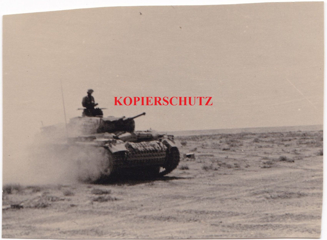 Foto Afrikakorps Panzer in voller Fahrt Tank Wüs