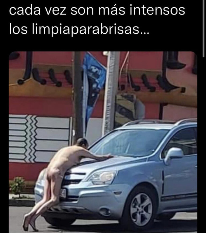 Hombre desnudo fuera de un motel se hace viral y lo convierten en meme