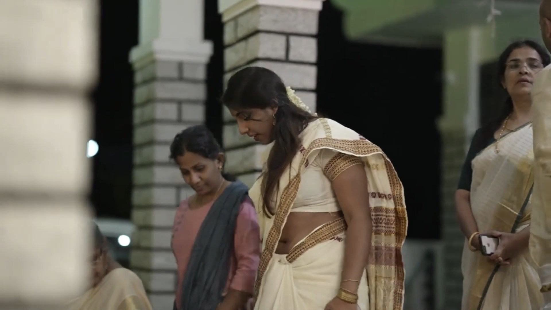 Dusky Malayali Beauty Sexy Wide Big Open Navel in Kerala Saree mp4