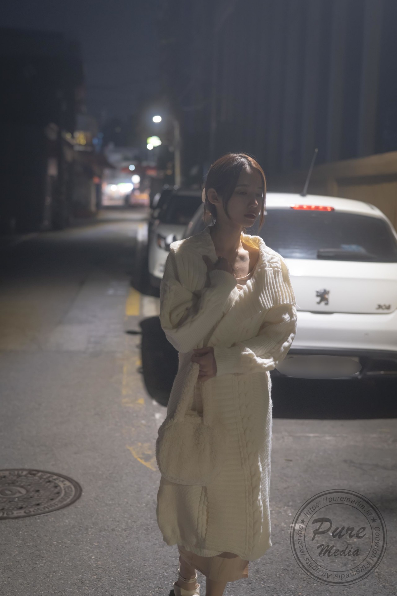 Yeha（예하）《浅色系针织长裙》写真，夜晚街道，温柔与氛围感美女欣赏