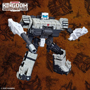 08-Transfomrers-Kingdom-Deluxe-Slammer
