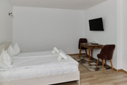 Detaliu cu patul confortabil și decorul modern