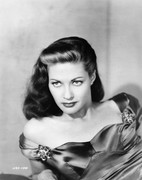 Yvonne-De-Carlo-d02