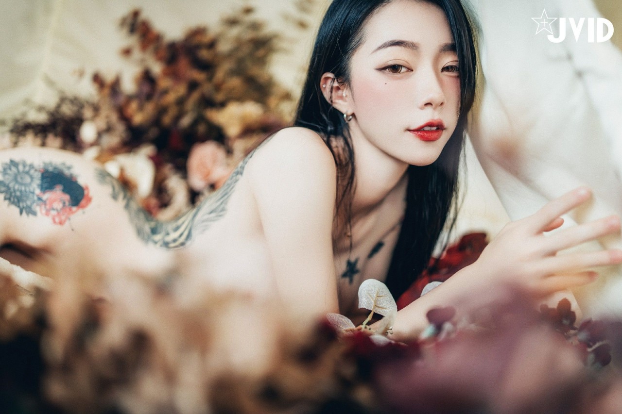 jvid 飄 飄《女神比基尼》美女写真，躺在浴缸场景，尽显性感姿态插图9