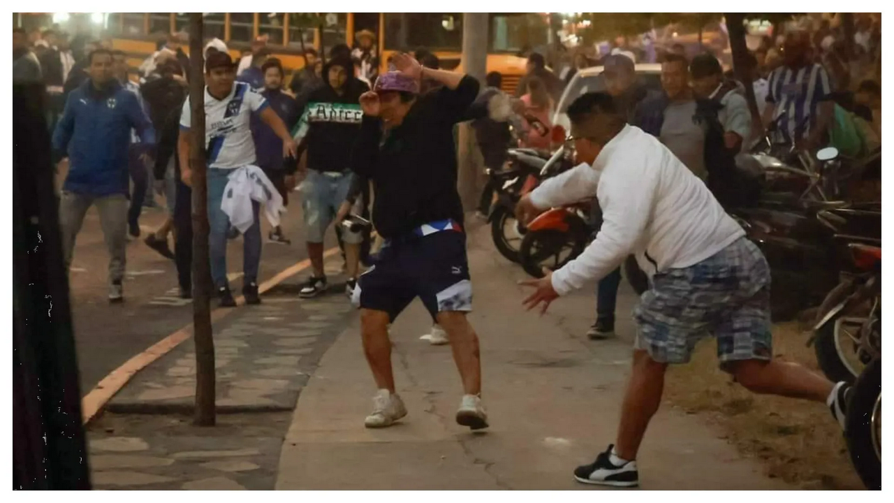 Aficionados de Rayados y Comunicaciones se agarran a golpes en Guatemala
