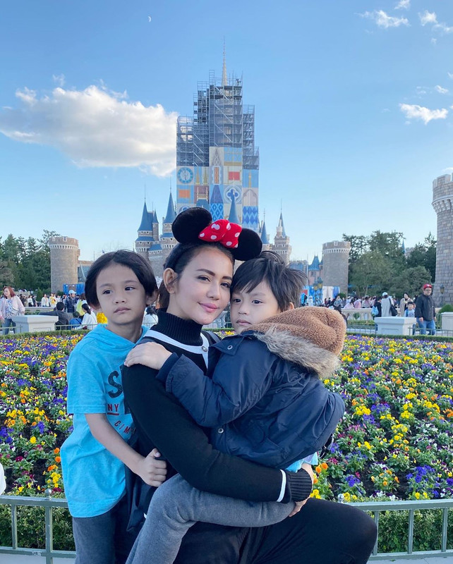 Juliana Mochtar dan kedua anaknya.