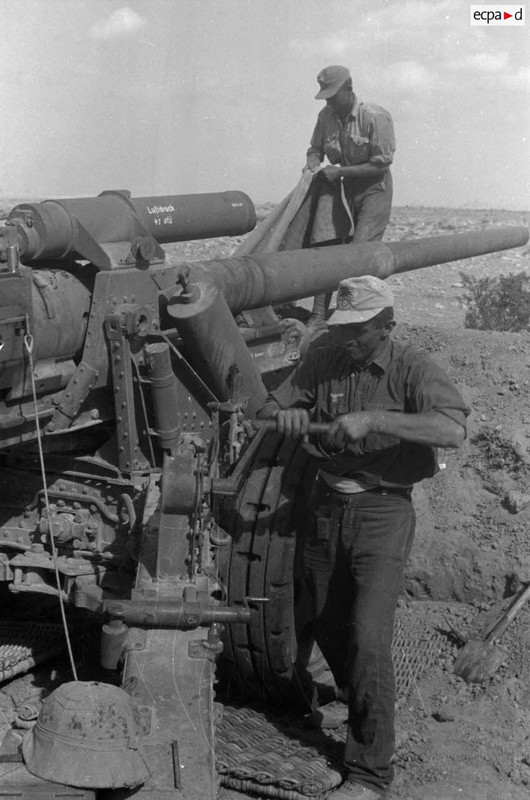 Une batterie de canons 10 cm schwere Kanone 18 règle son tir pour soutenir les blindés (1)