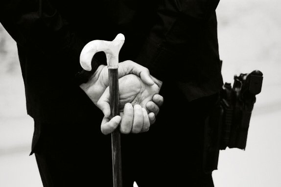 Jenderal Abdelaziz Al-Fagham selalu membawa tongkat raja di acara-acara resmi. 