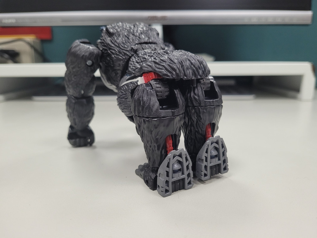 Netflix-War-For-Cybertron-Optimus-Primal-Rattrap-10