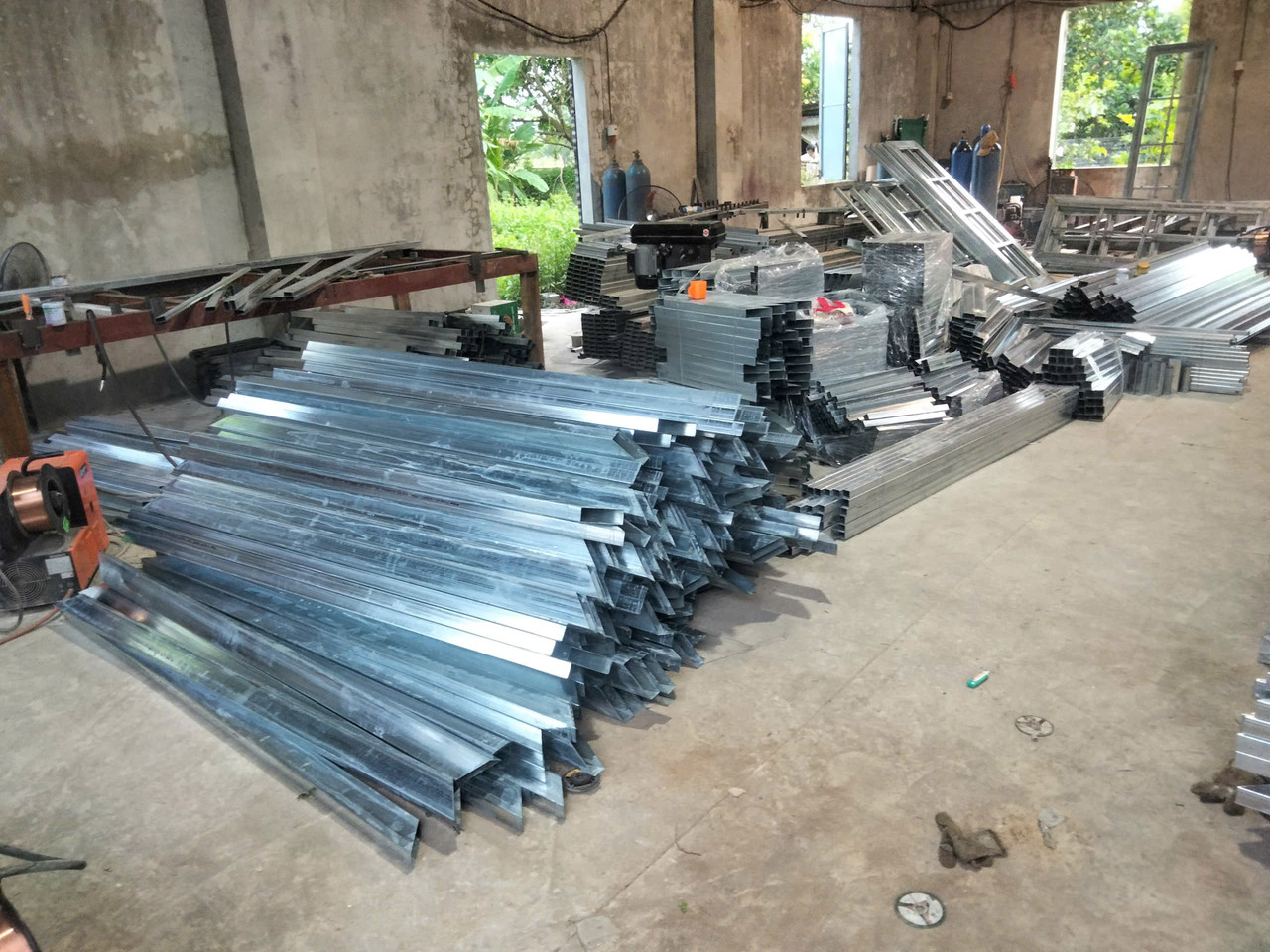 Gia công & Tập kết thanh xà gồ / Thép U, C mạ kẽm định hình