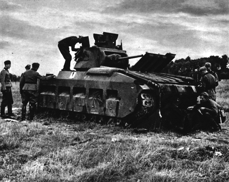 Soldados de la Totenkopf revisan un Matilda II Soldados de la Totenkopf revisan un Matilda II