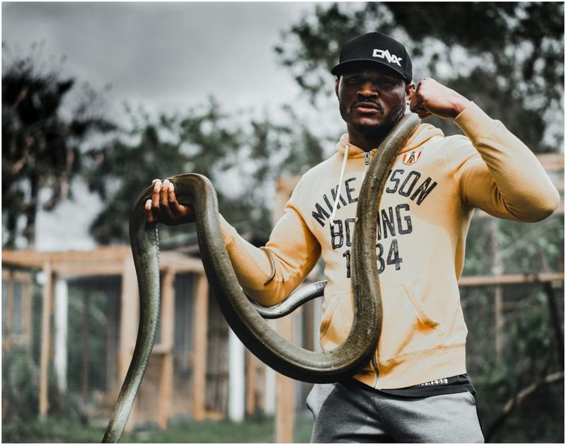 Камару Усман се справи с фобията си към змии