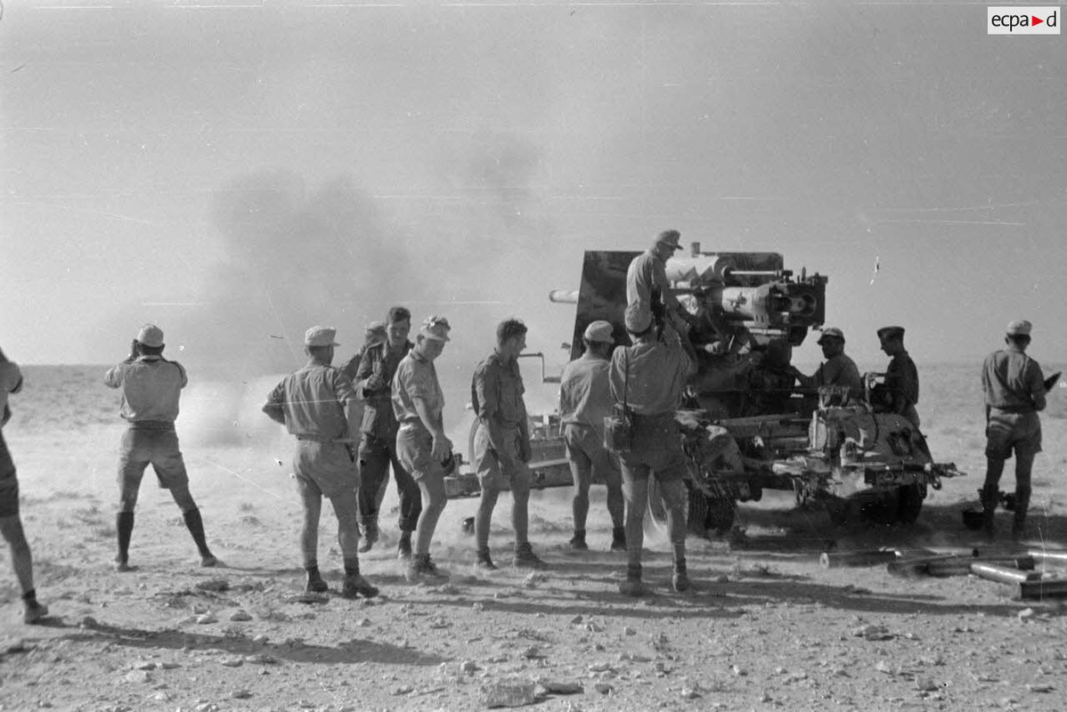 Un canon de 8,8 cm FlaK tire en position, attelée à son avant-train (4)