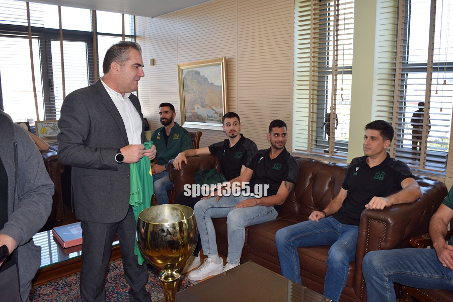 , Οι θριαμβευτές της Καλαμάτας ’80 στο Δημαρχείο: Η πόλη υποκλίθηκε στους πρωταθλητές! – «Να γιορτάσουμε και για την Μαύρη Θύελλα» (φωτο & βίντεο)