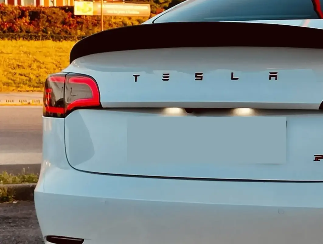 Aileron, Bas de caisse, Diffuseur et Spoiler pour Tesla Model 3 - Forum et  Blog Tesla